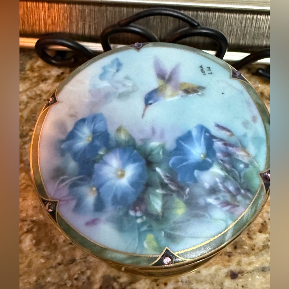 Lena Liu's "The Violet-crown Hummingbird" Music Box